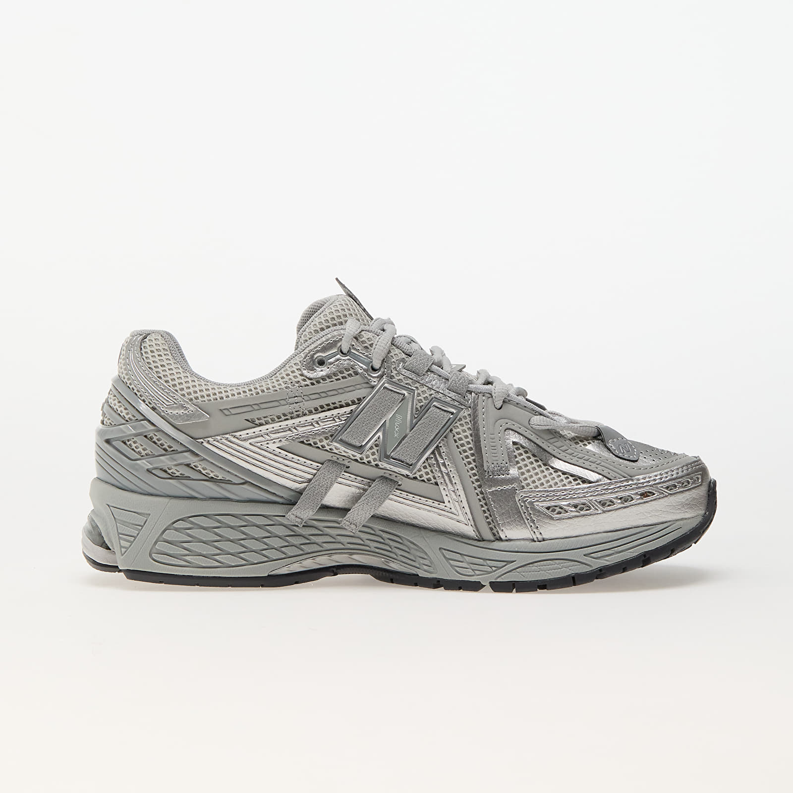 1906A New Balance Grey metalic 2025 (lacets offet)