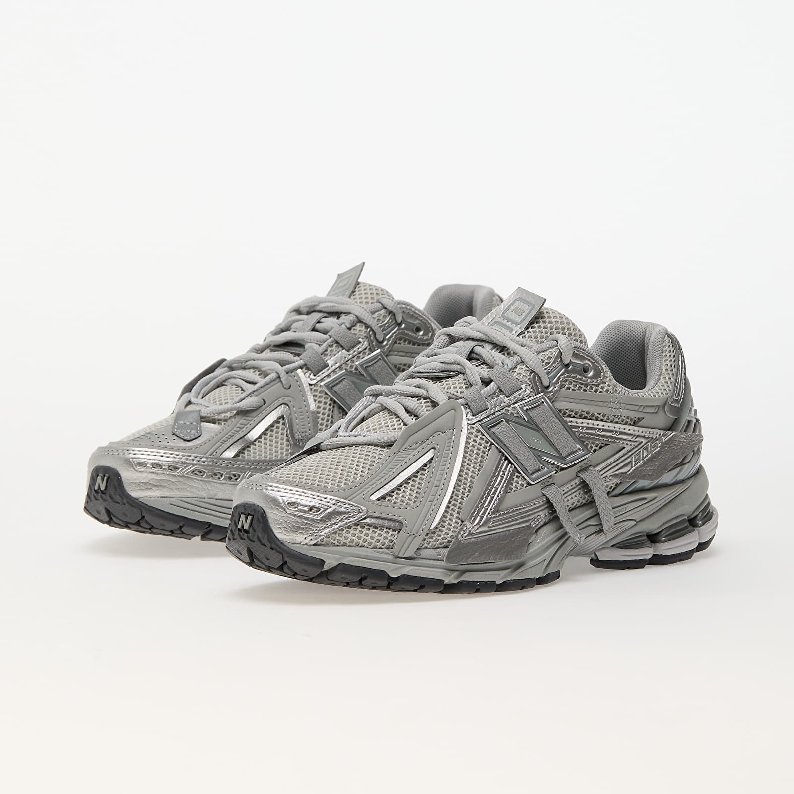 1906A New Balance Grey metalic 2025 (lacets offet)