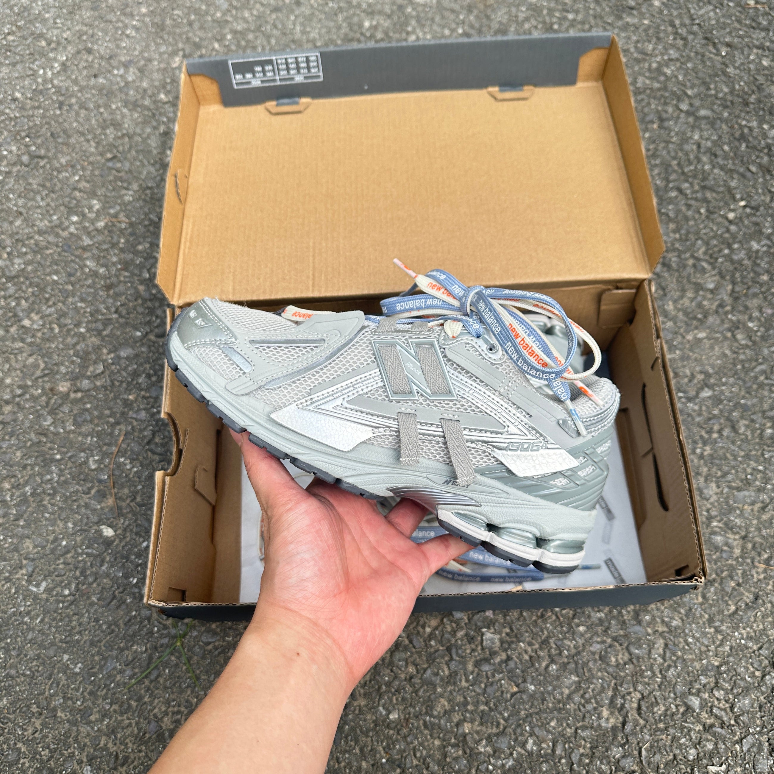 1906A New Balance Grey metalic 2025 (lacets offet)