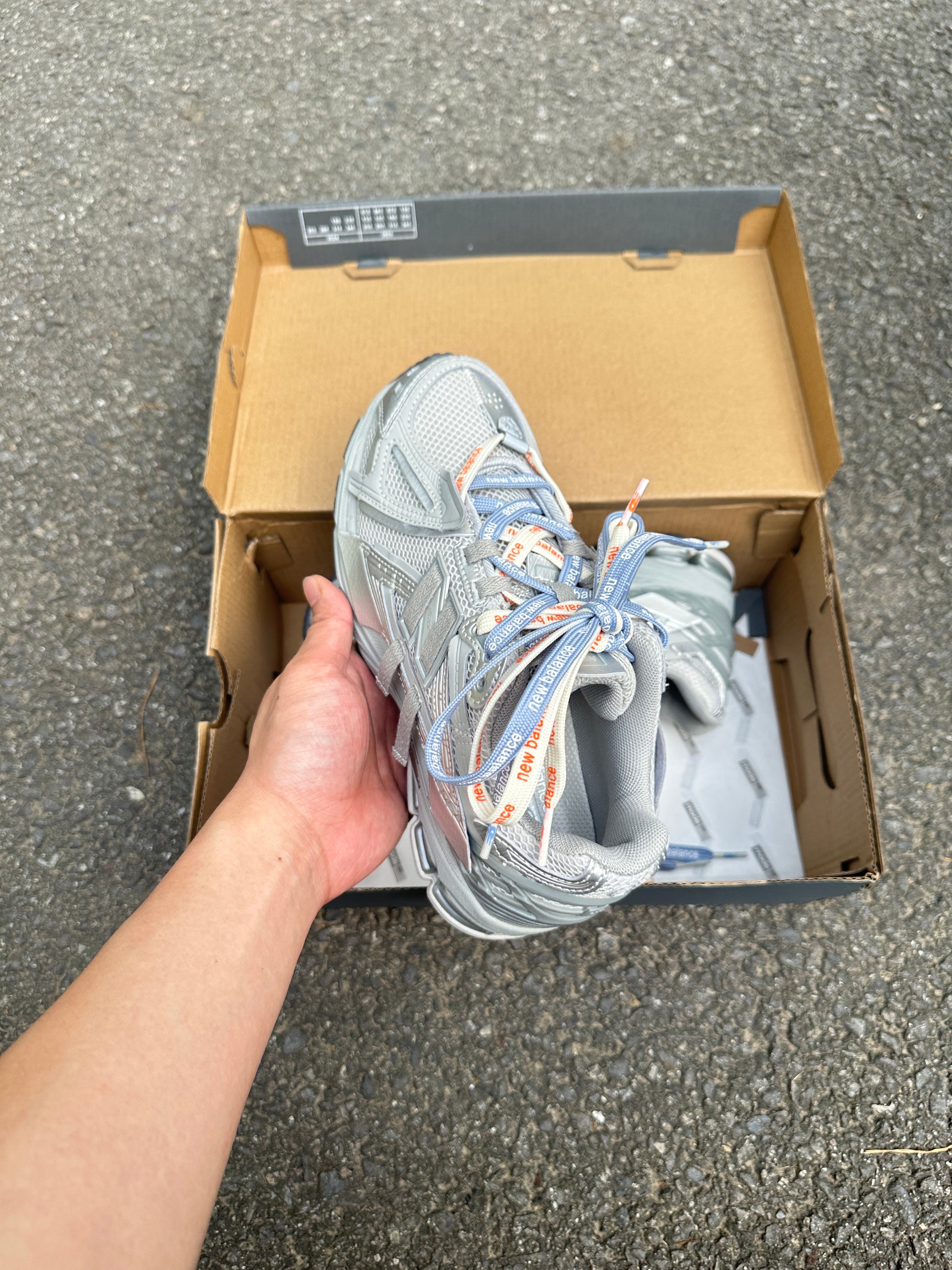 1906A New Balance Grey metalic 2025 (lacets offet)