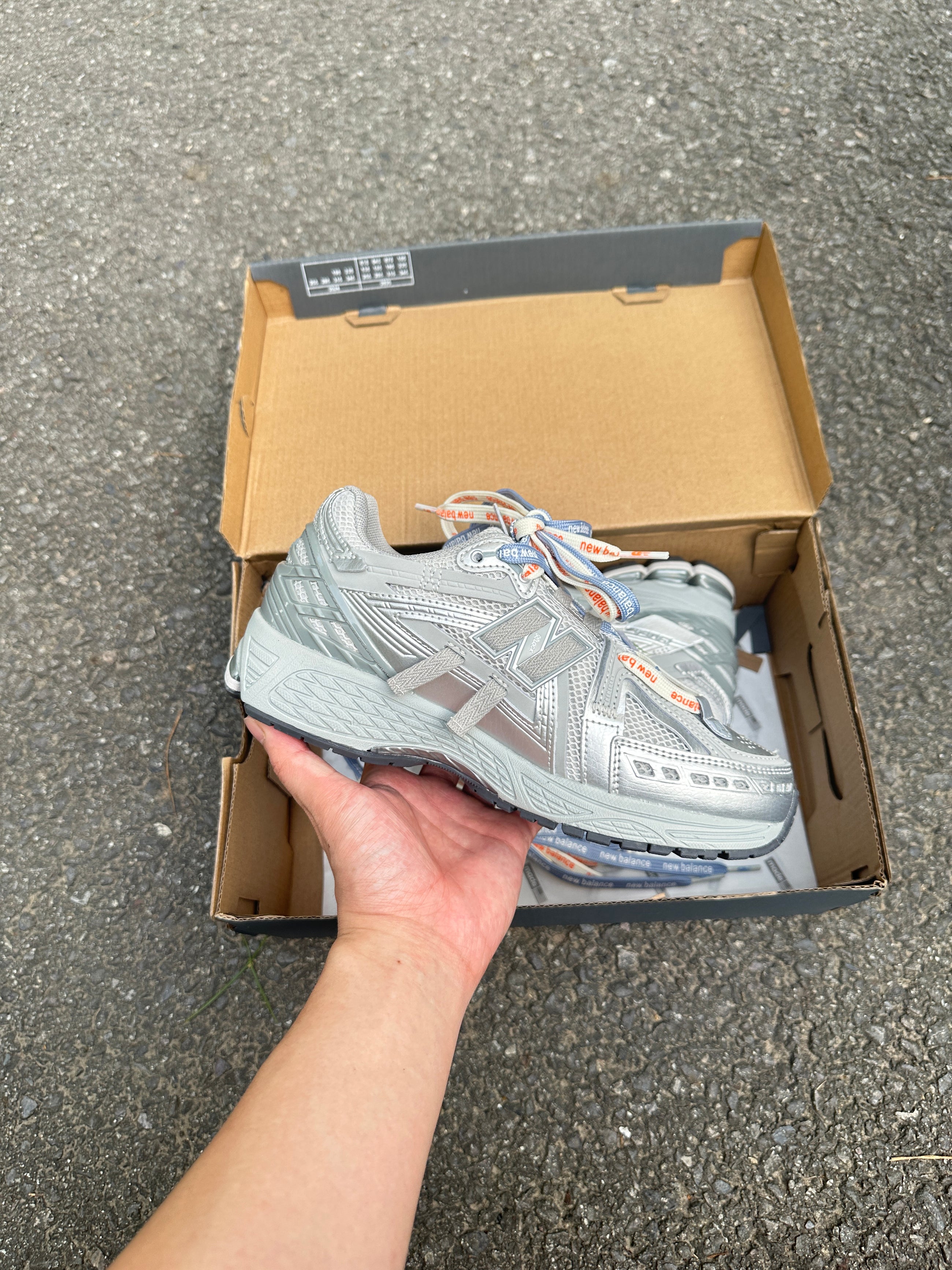 1906A New Balance Grey metalic 2025 (lacets offet)