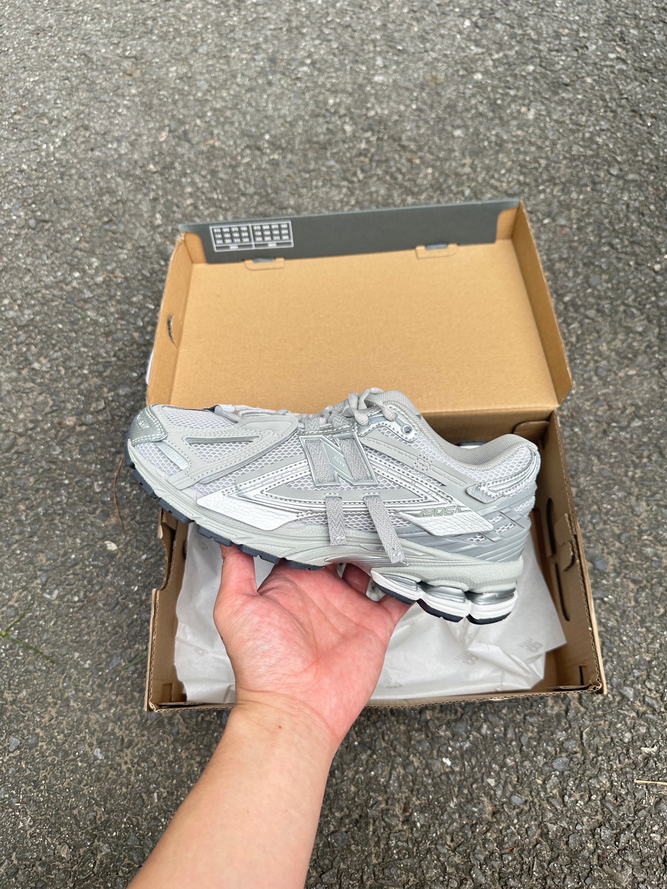 1906A New Balance Grey metalic 2025 (lacets offet)