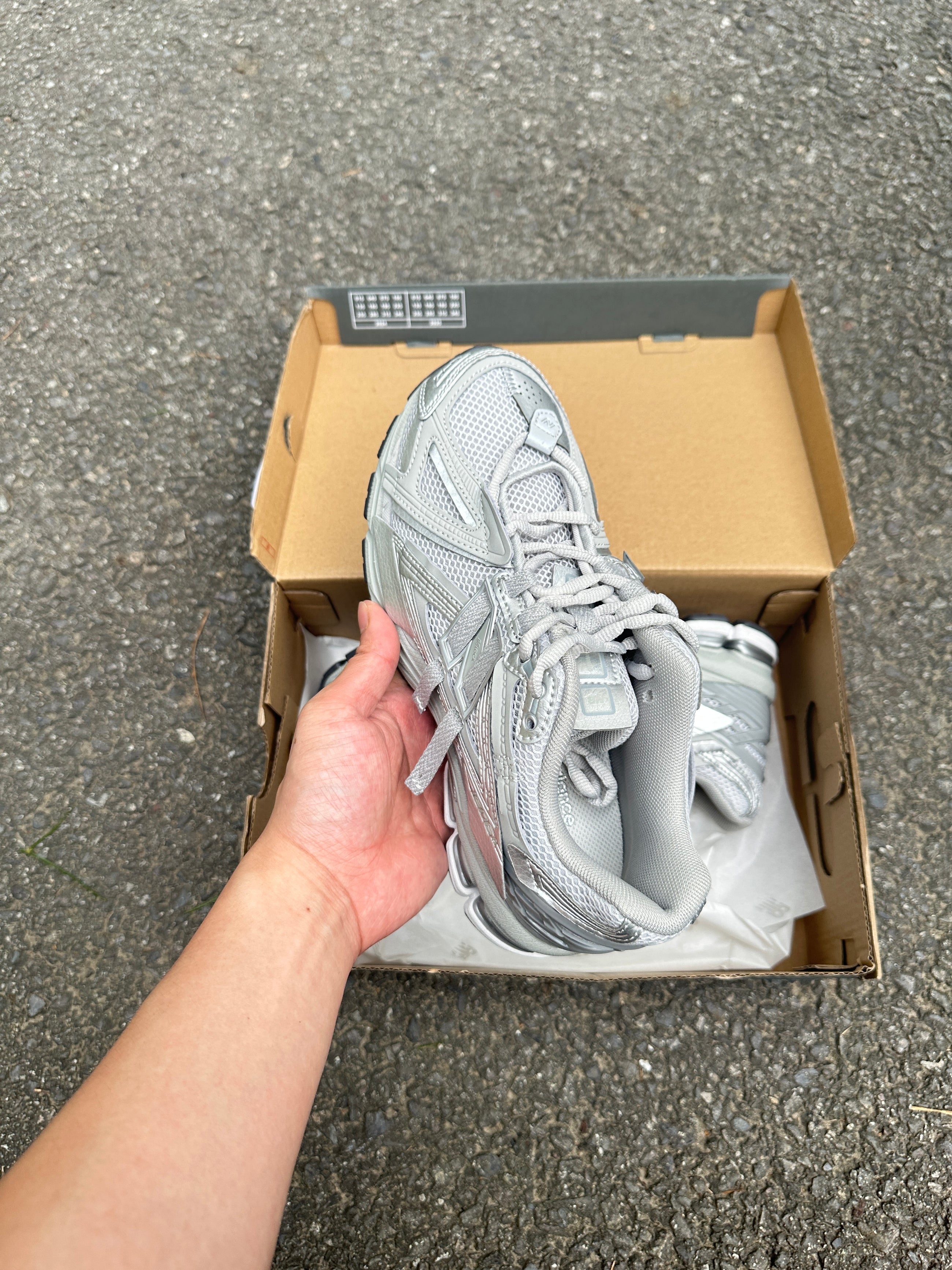 1906A New Balance Grey metalic 2025 (lacets offet)