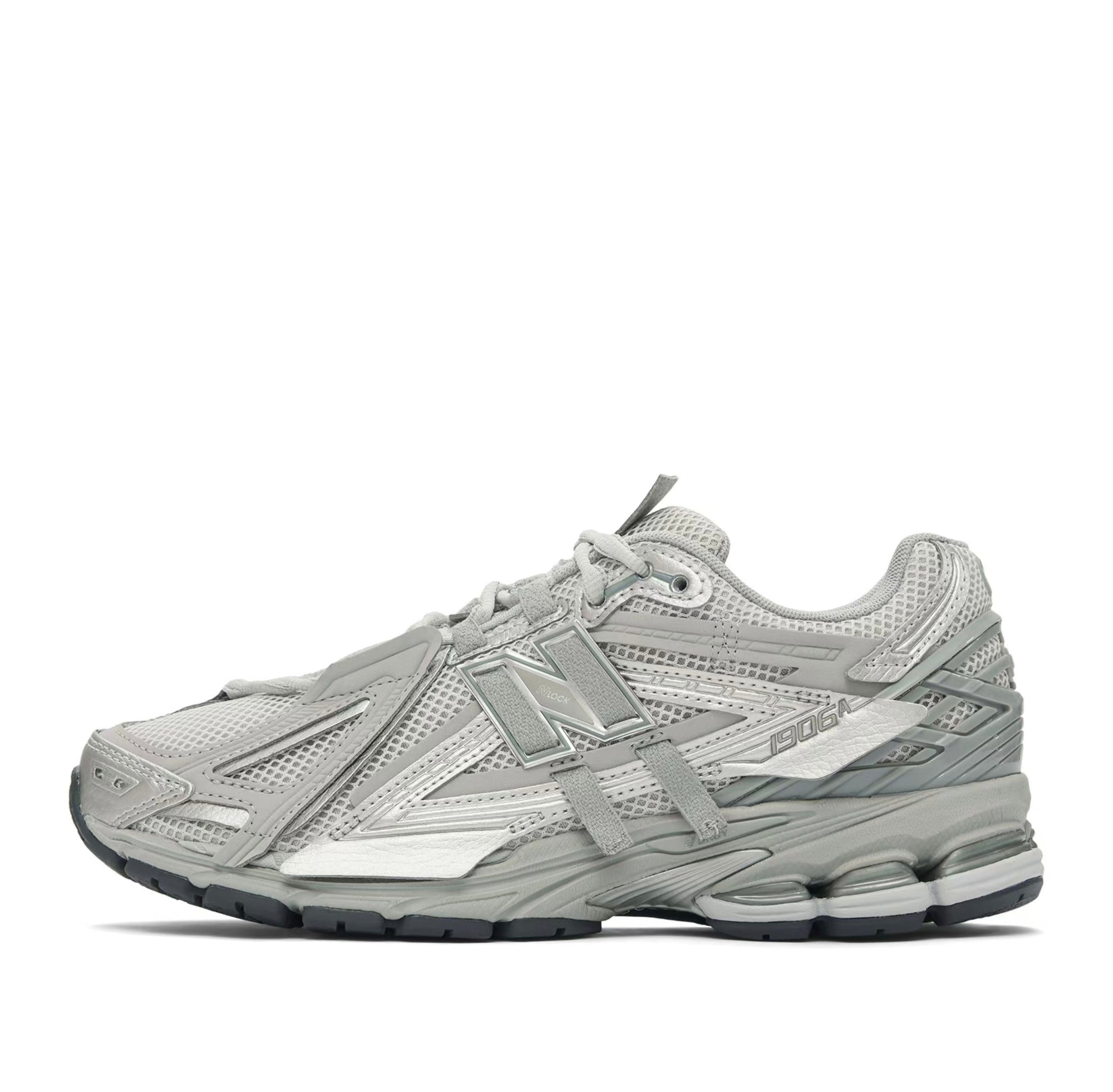 1906A New Balance Grey metalic 2025 (lacets offet)