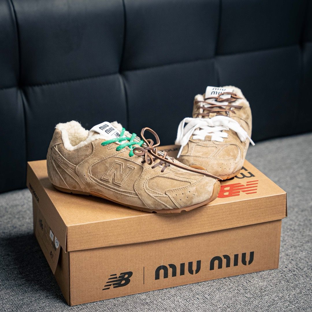 New Balance Miu Miu コラボ スニーカー ベージュ39 サイズ New Balance Miu Miu Beige Winter Ecru Shearling | lashoesby