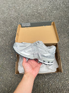 1906a New Balance Gray Metallic 2025 (Lacets offered)