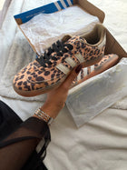 Adidas Samba léopard, vue de trois quarts
