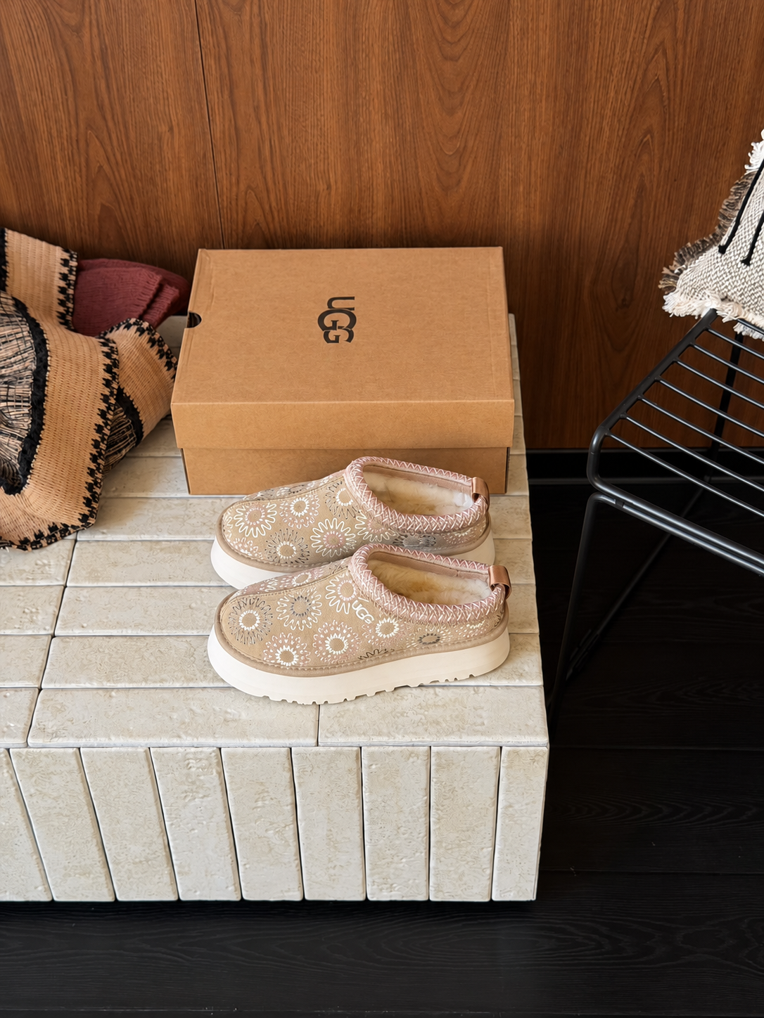 UGG Floral Beige