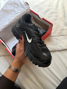 Nike running noire, Swoosh blanc, vue latérale