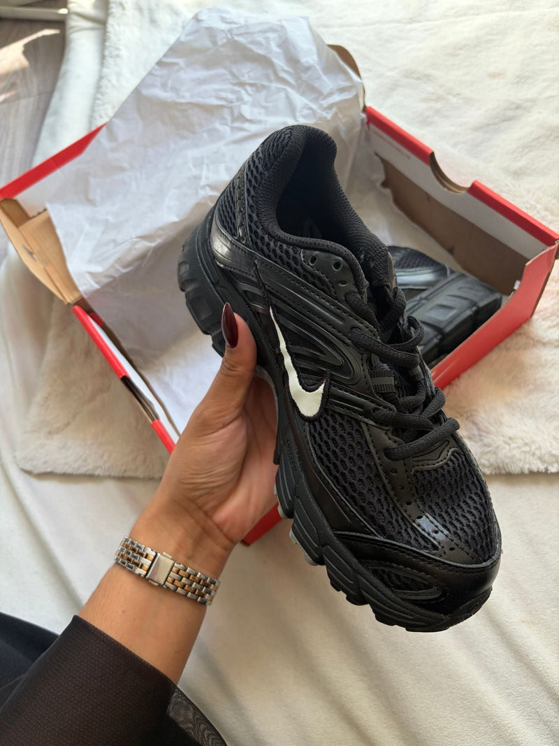 Nike running noire dans sa boîte