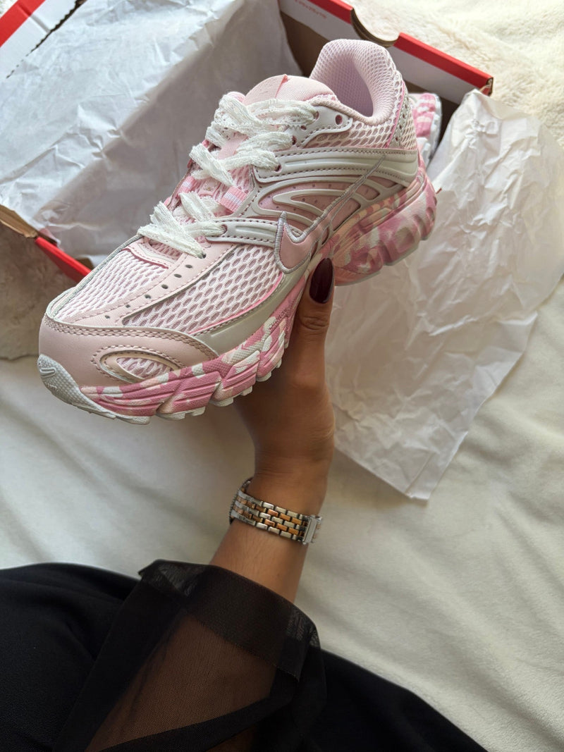 Nike running rose, vue latérale avec semelle camouflage