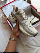 Nike V2K Run crème et prune, vue de trois quarts